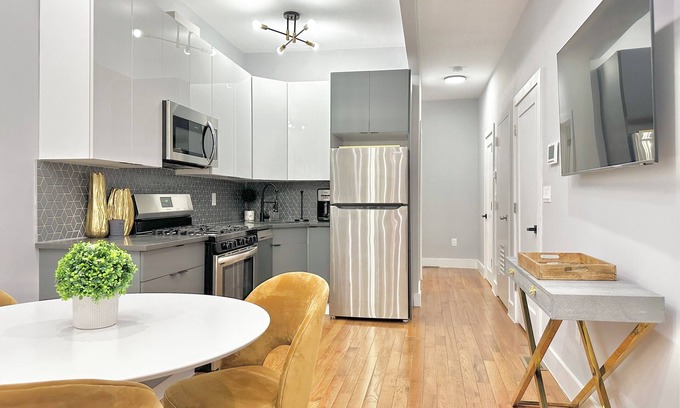 Mott Haven Apartamento | Private Spacious 4beds/WD Townhouse mins to NYC Center w/ Wifi and Central AC
