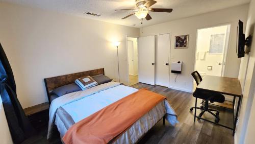 East Hemet Casa | Private, Spacious, 4x Queen, 300 MBPS Internet with Backyard!