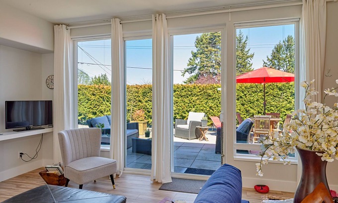 Regional District of Nanaimo Casa | Private! Spacious 1-BDRM Guesthouse steps from the beach in the Heart of QB!