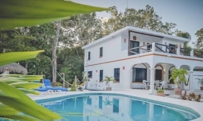 Benito Juárez Casa | casa familiar grande, piscina privada en una jungla tranquila que rodea el océano cerca