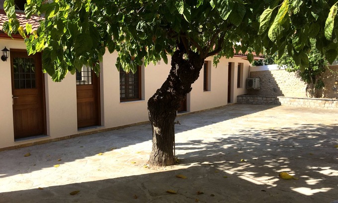 Leonidio Casa | MANOR OF L. A. · Casa de piedra privada con increíble patio en zona tranquila