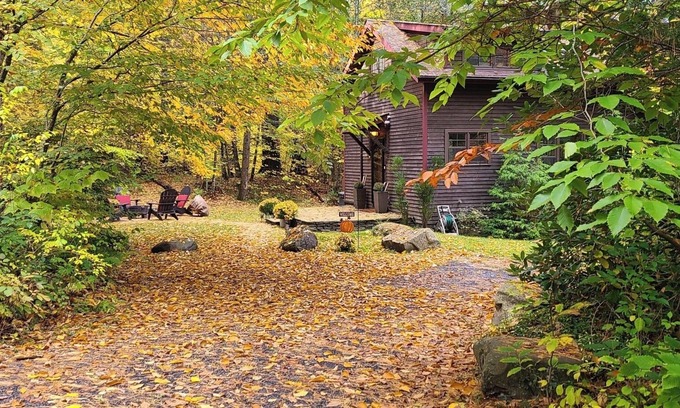 Chichester Cabina | Private Streamside Cabin