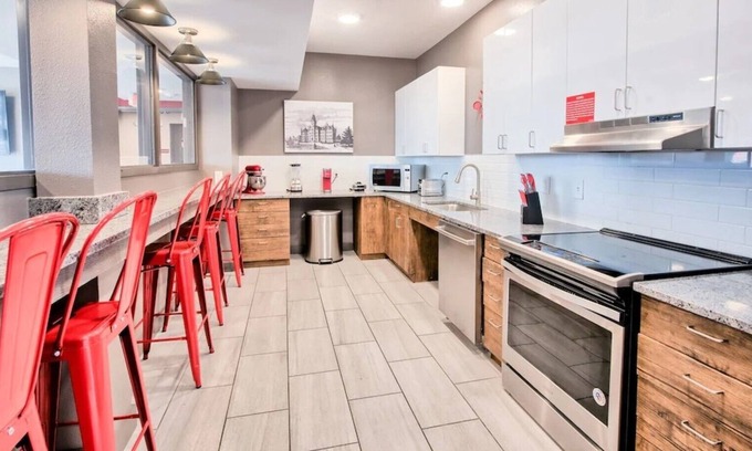 Old North Columbus Casa | ⭐Private Studio Apartment ✔️Parking ✔️WiFi ✔️Hot Tub ✔️Kitchens ✔️Fitness Center