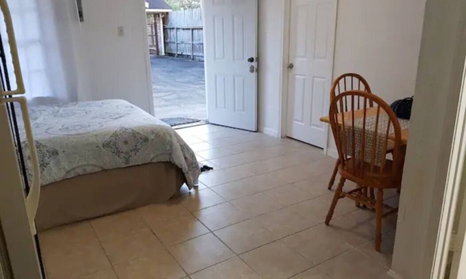Brookhollow Apartamento | Private studio apartment with full kitchen & bath