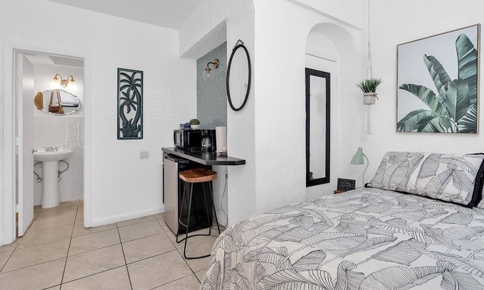 Coral Way Cabaña | Private Studio in Shenandoah - 4K
