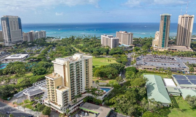 Waikiki Apartamento | Private studio Luana Hotel, partial ocean/city view, no resort or cleaning fee!