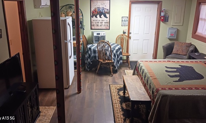 Newland Casa | Private Studio w/Bath, Laundry, Cooking, River Access, Storage, Large Dogs OK.