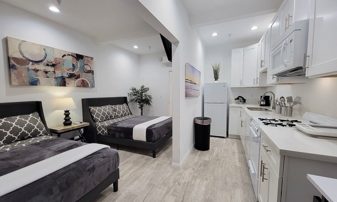 Beverly Hills Apartamento | Private studio w/ kitchen & parking space by the Mr C. Hotel! 5 min to Rodeo Dr