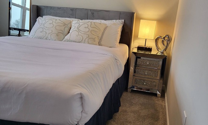 Summit Station Casa | Private stylish Bedroom with a view! Bathroom and Free parking