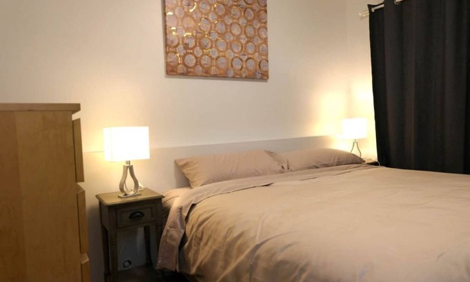 Sappertown Cama Y Desayuno | Private Suite!! Convenient location for Commuters, Essential Workers and Trades!