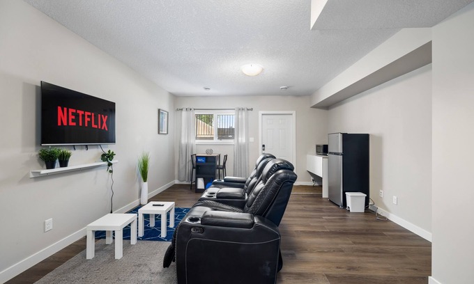 Jasper Place Apartamento | Private Suite*Fenced Yard*WEM*Free Parking*Wi-Fi