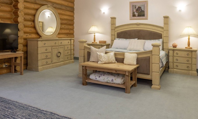 Hot Springs Cabina | Private Suite in Rustic Cabin - Room 230