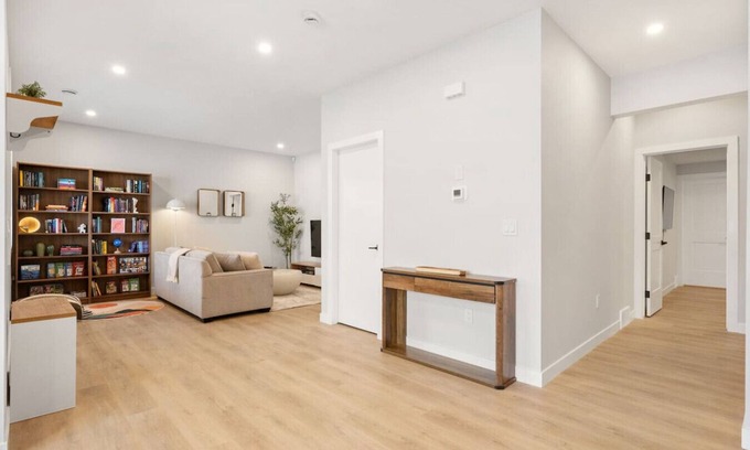 Chestermere Casa | Private Suite » Near Canal » AC » King Bed /w TV