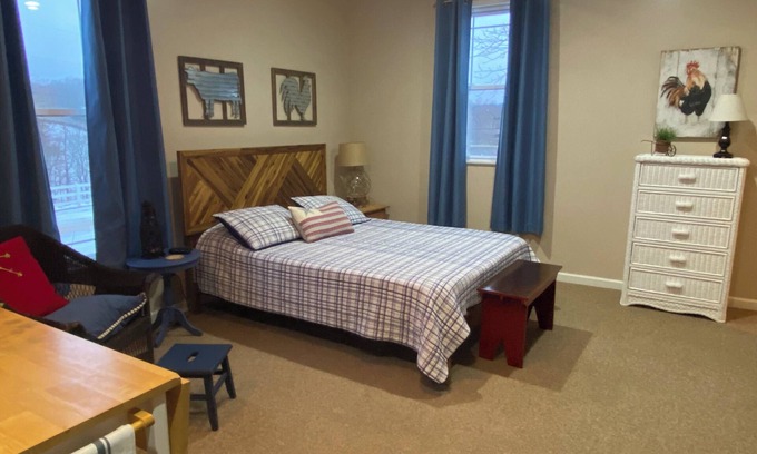 West Liberty Casa | Private Suite on Eastern Kentucky Farm with Indoor Pickleball Court