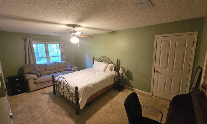 Lakeland Cama Y Desayuno | Private Suite on Wooded Lot – Near Memphis & Blue Oval City
