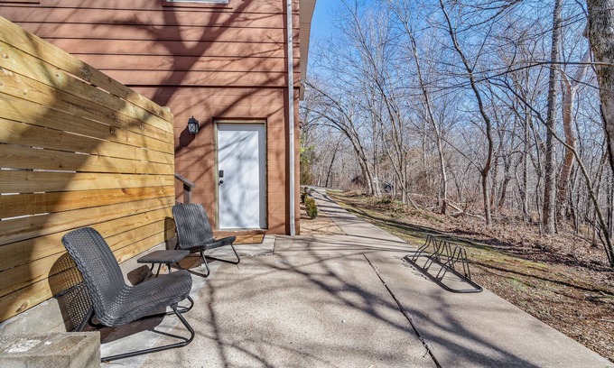 Bella Vista Apartamento | Private Suite, Sleep and Bike- Seconds 2 trail! Private Basement Apartment.