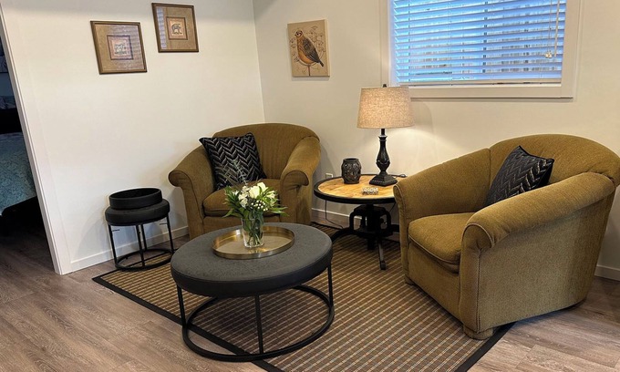 Powell River Apartamento | Private suite steps away from the ferry and some of Powell River's best dining.