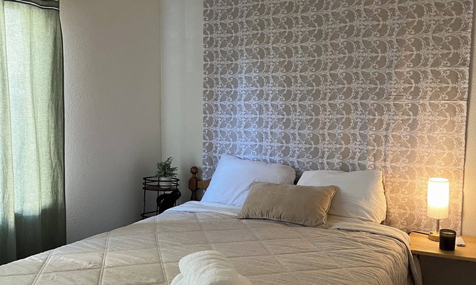 Vallejo Cama Y Desayuno | PRIVATE SUITE & THE LOFT en-suite bathroom, fridge, microwave, airfry, coffee!