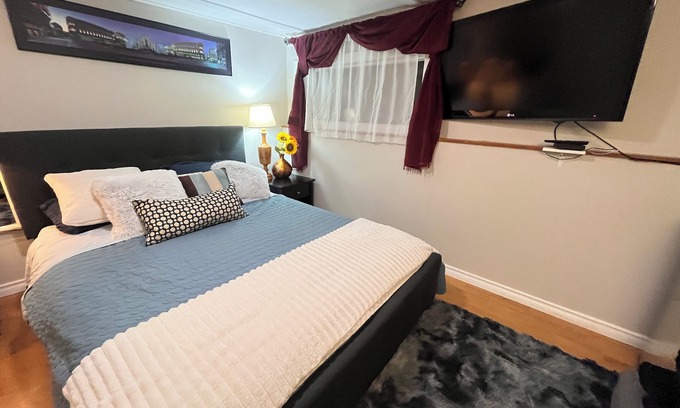 Regional District of Nanaimo Apartamento | Private Suite w/ Hot Tub | waterfall | 5 Min to Beach | 4 beds | long term stays