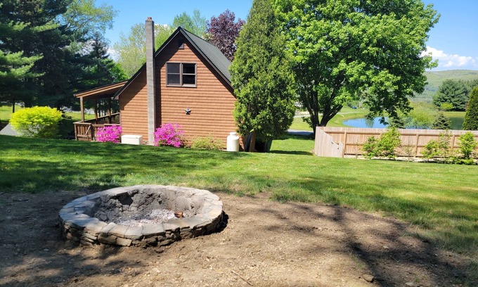 Copake Falls Cabina | ¡Piscina privada, porche de rap y vistas impresionantes!