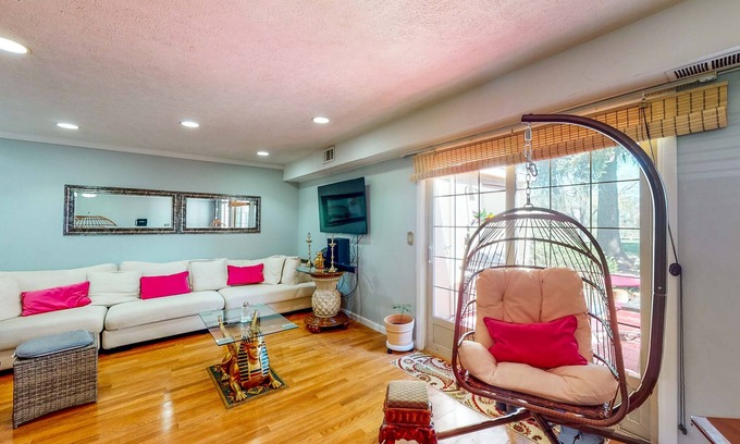 Montgomery Village Casa | Private Townhome - Prime Location - Lake Views