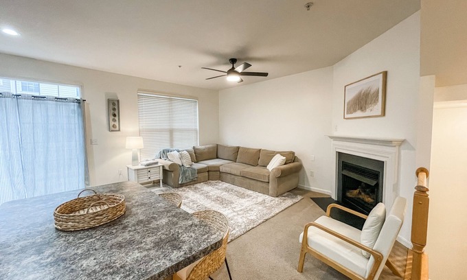 Denton Casa | Private townhouse for the entire family! Easy commute to the bay and beaches!