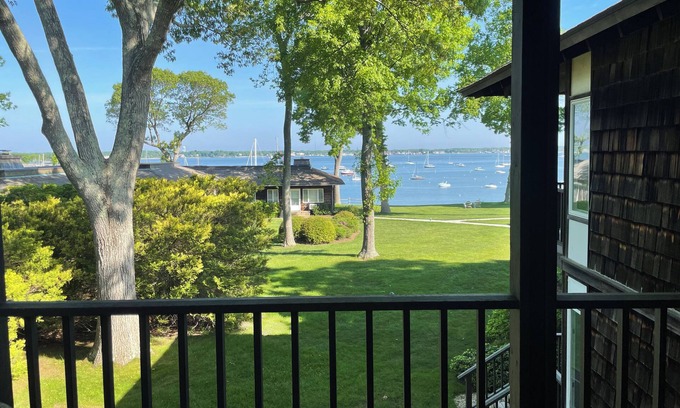 Shelter Island Heights Apartamento | Private 1-bedroom waterfront apartment in fabulous Shelter Island Heights