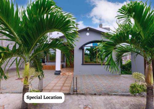 Puerto Baquerizo Moreno Apartamento | Private Villa in San Cristóbal, 2 Rooms, 6 Beds, AC, WiFi, Kitchen, Washer & Dryer, 4 min from the airport - Tropical - Galápagos Home