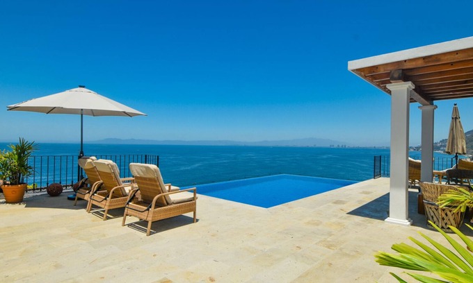 Zona sur Villa | Villa privada - 3 recámaras y 3 baños con piscina privada, vista al mar cerca de la playa.