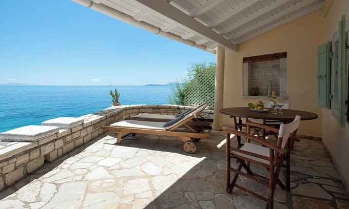 Katavolos Villa | Villa privadas directamente en frente del agua de la playa Kaminaki, Corfú