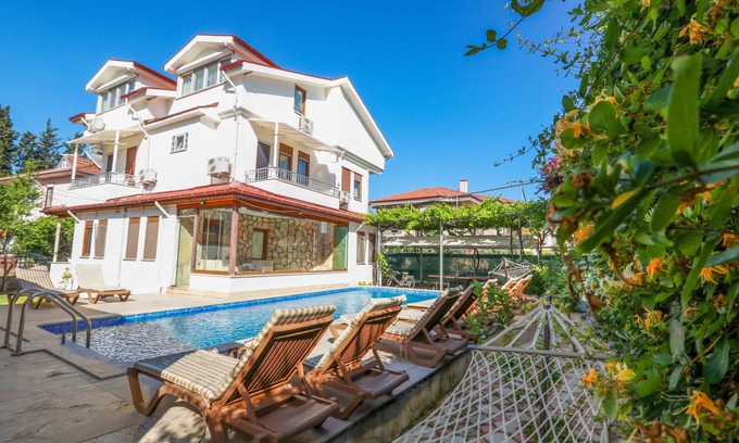 Dalyan City Center Villa | Villa privada en habitaciones con baño grande piscina + jacuzzi, sec. Alarma, piscina climatizada, bicicleta gratis.