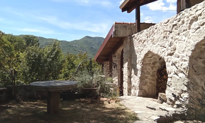 Donje Polje Villa | Encantadora villa de estilo tradicional montenegrino.