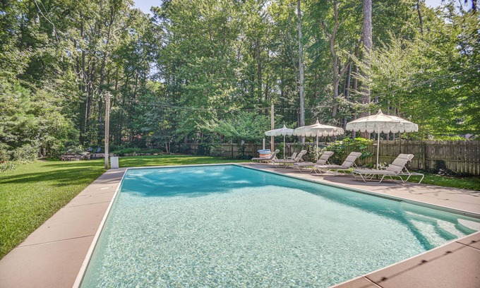 Virginia Beach Condominio | Private Virginia Beach Escape w/ Pool & Fire Pit!