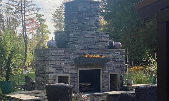 Bellaire Cabaña | Reserve su propio resort privado AHORA! Bañera de hidromasaje privada, chimenea al aire libre