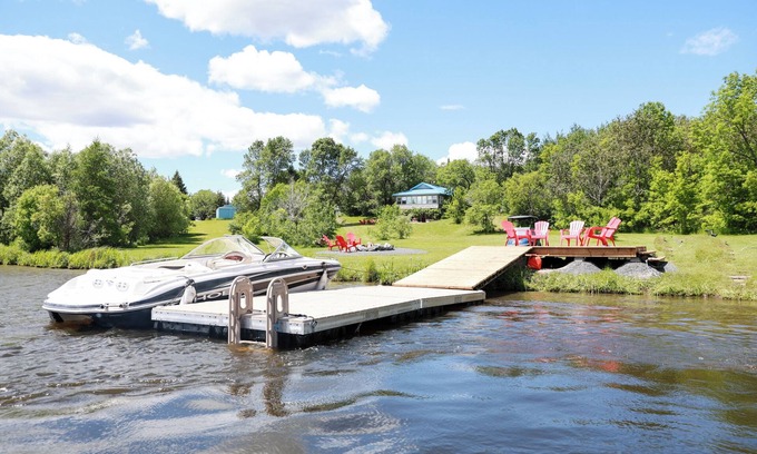 Lac du Bonnet Cabina | Private Waterfront Cabin with Hot Tub & Boat Dock with Swim Ladder