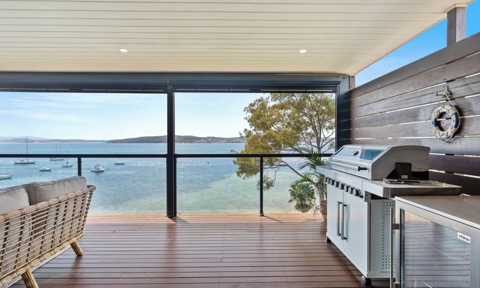 Marks Point Casa | Private Waterfront 4 Bedroom Home with Jacuzzi. Close to Beach and Cafes.