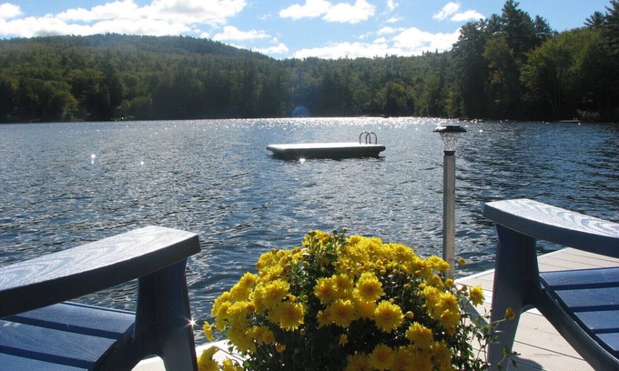 Casco Cabaña | Cottage Waterfront privado en Pristine Pond en la Región de los Lagos de Maine