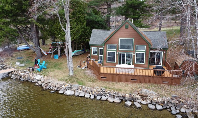 Winthrop Chalet De Esquí | Private waterfront with stunning views, wrap around deck, and a dock for boating