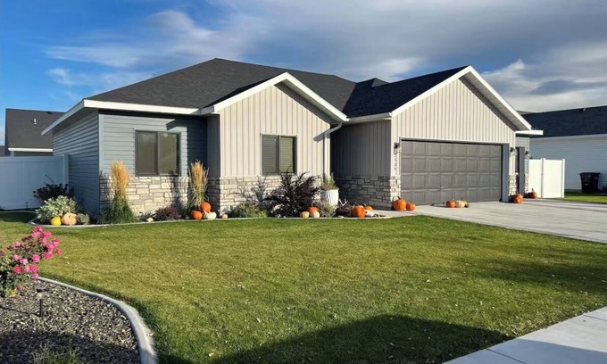 Burley Casa | Private Western Up Fit With Hot Tub & EV Charging