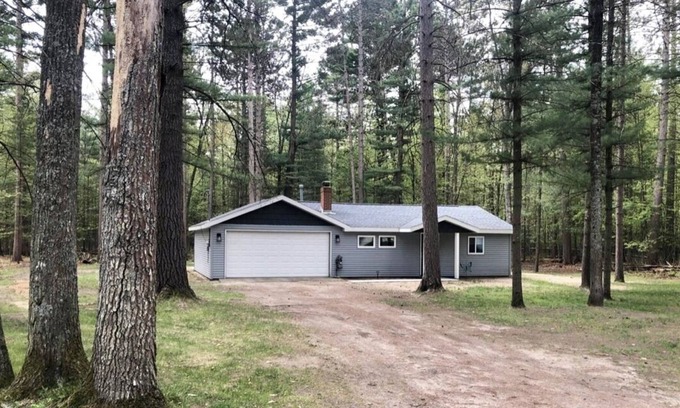Higgins Lake Cabina | Private wooded cabin on one+ acre less than 1 mile from beautiful Higgins Lake.