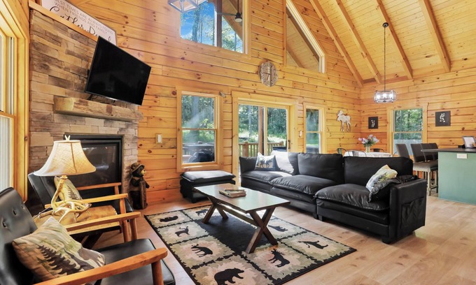 Logan Cabina | Private & Wooded Cabin with Eat-In Kitchen, Hot Tub, Fire Pit & Game Room
