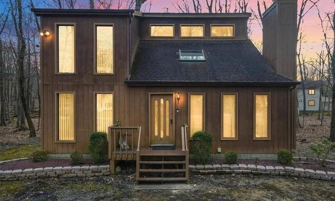 East Stroudsburg Cabina | Private Wooded Escape w/ Hot Tub + Fire Pit