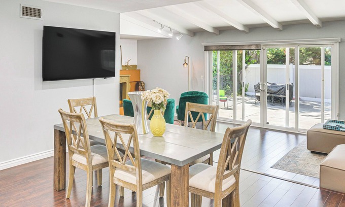 Canoga Park Casa | Private Yard w/ Pool: Bright Escape in Canoga Park
