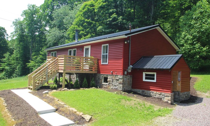 Jefferson Township Cabaña | Escapada privada durante todo el año: cerca de las estaciones de esquí, Fallingwater, ¡con jacuzzi!