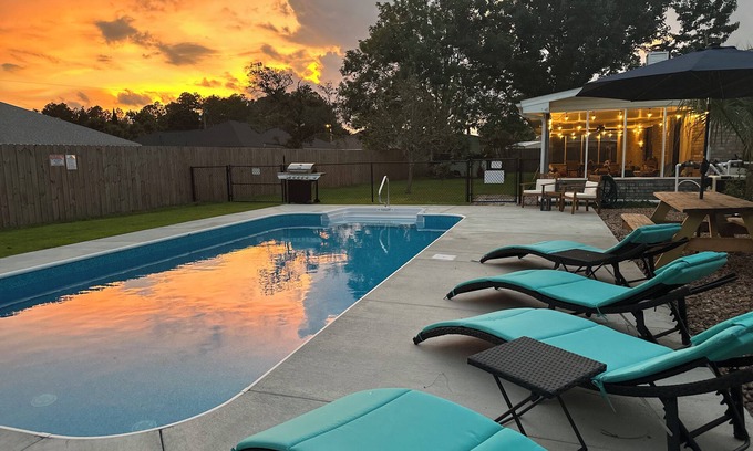 Pensacola Casa | PrivatePool - GameRm - 2KingBeds ~ 8min to beach - BlueAngelPractice ViewingArea
