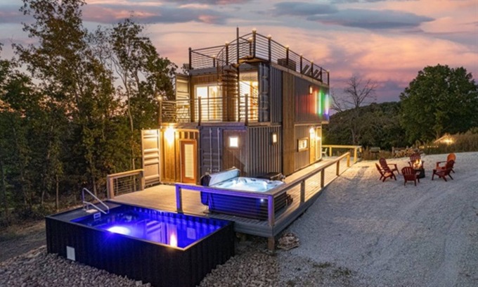 Omaha Casa | Heated Pool Rooftop Stargazing Lakeviews