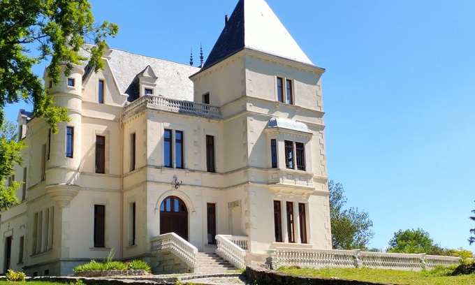 Chaptuzat Otro | Privatize Château des Bérangers for your party or vacation!