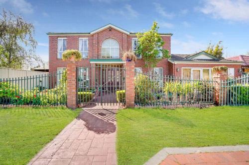 Narre Warren South Casa | Prized Home Away from Home in Enviable Location
