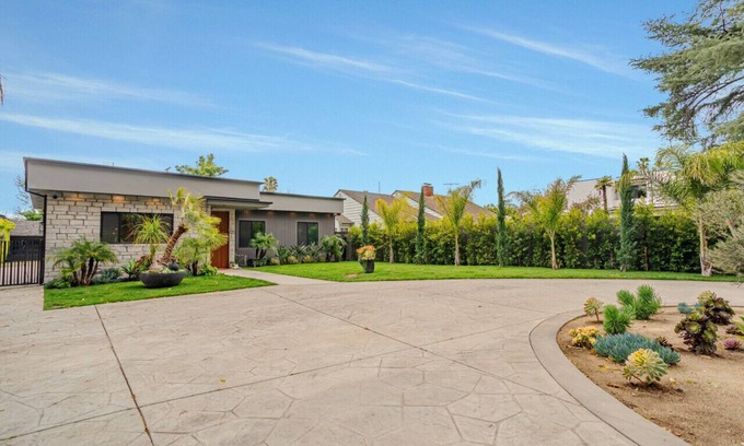 Sherman Oaks Casa | Production and Events only Modern luxury house with pool