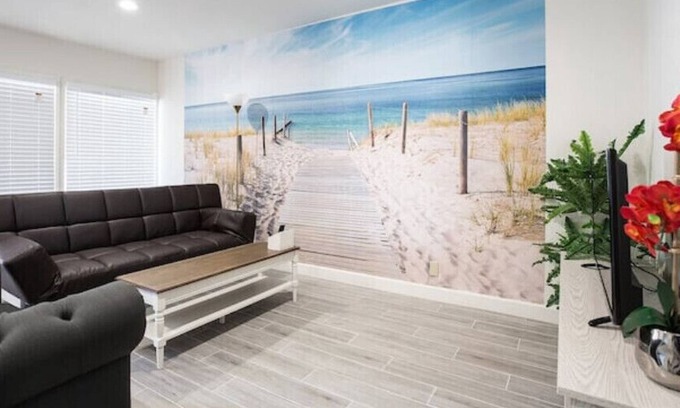 Ontario Casa | PROMO 10 % WEEKLY/ 25% MONTHLY DISCOUNT Cheerfull 2-bed with 2-Bath Bungalow
